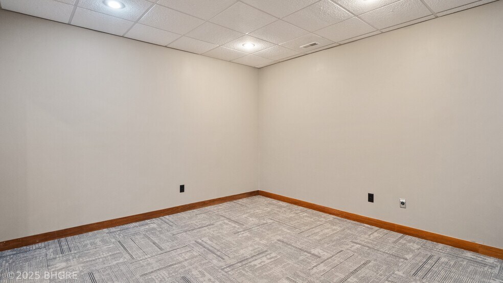 More Photos Of 202 S 9th St, Indianola Storefront For Sale