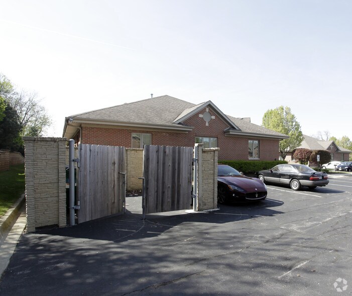 More Photos Of 6853-6857 S Kingery Hwy, Willowbrook Office For Lease