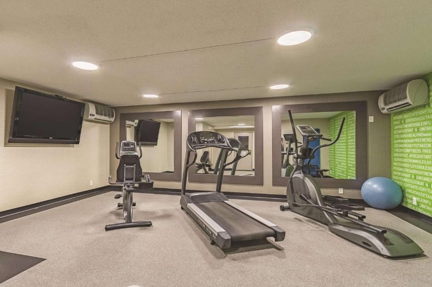 More Photos Of 25105 Country Club Blvd, North Olmsted Hotel For Sale