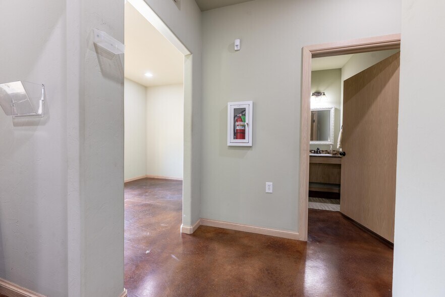 More Photos Of 1917 Commerce, Choctaw Office For Sale