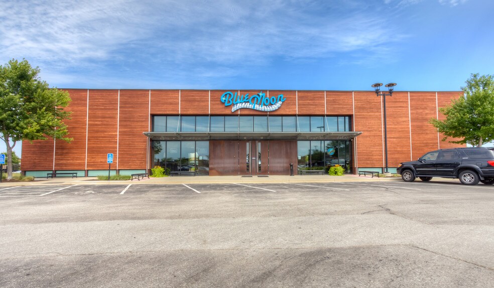 Primary Photo Of 5485 Mills Civic Pky, West Des Moines Restaurant For Sale