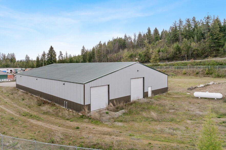 More Photos Of 275 Industrial Park Ave, Spirit Lake Warehouse For Lease