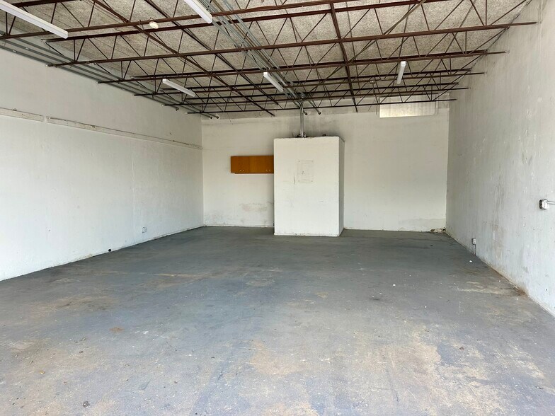 More Photos Of 4613-4615 NW 8th Ave, Oakland Park Warehouse For Lease
