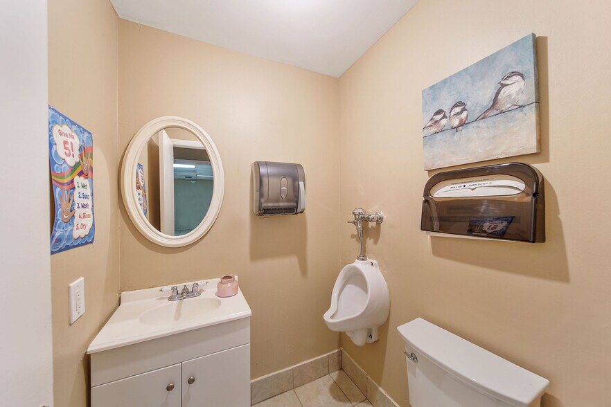 More Photos Of 25 E 4th St, Hialeah Office For Lease