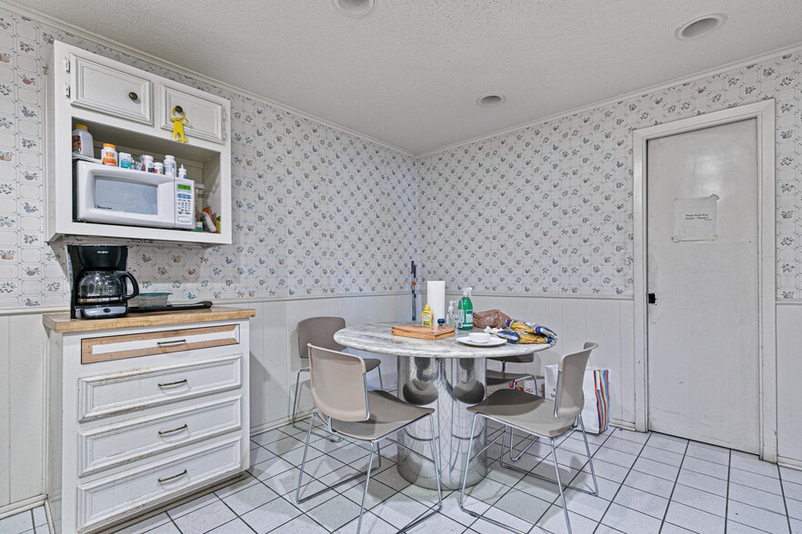 More Photos Of 11448 Reeder Rd, Dallas Light Distribution For Sale