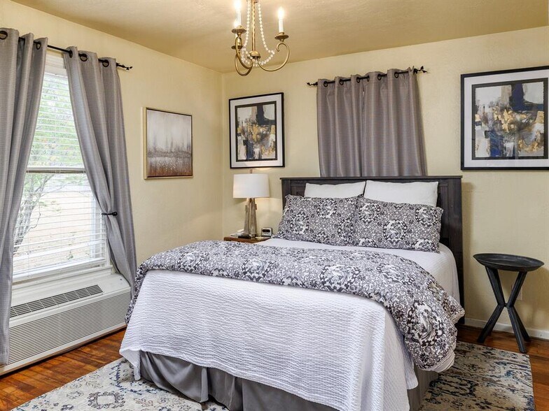 More Photos Of 915 E Cameron Ave, Rockdale Hotel For Sale