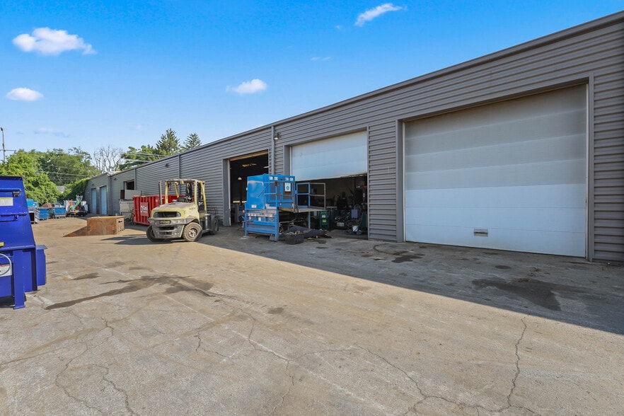 More Photos Of 85-125 Hankes Ave, Aurora Warehouse For Sale