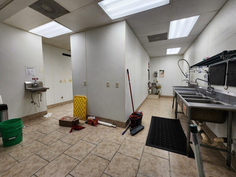 More Photos Of 521 S Glenstone Ave, Springfield General Retail For Lease