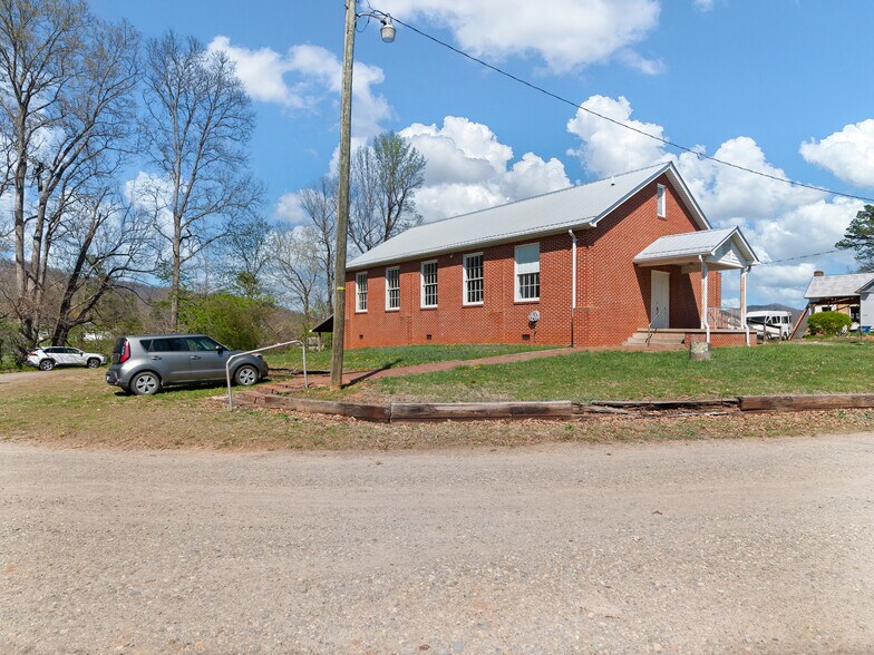 More Photos Of 62 Birdsong Trail, Waynesville Specialty For Lease