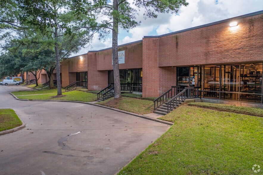 More Photos Of 500-525 Garden Oaks Blvd, Houston Warehouse For Lease