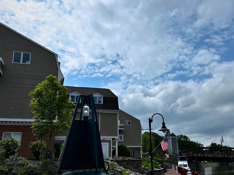More Photos Of 330 Packetts Lndg, Fairport Unknown For Lease