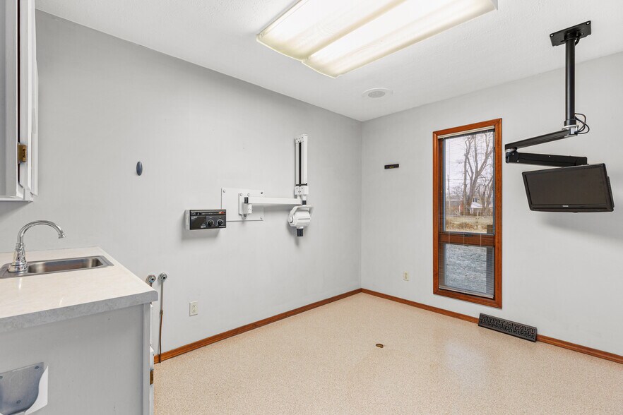 More Photos Of 709 Staunton Rd, Gillespie Office For Sale