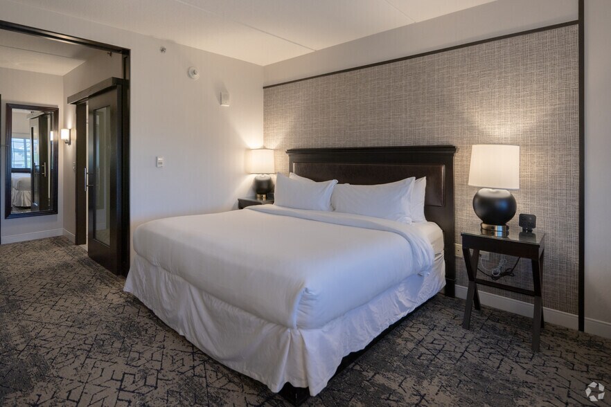 More Photos Of 1110 Willow Rd, Northbrook Hotel For Sale
