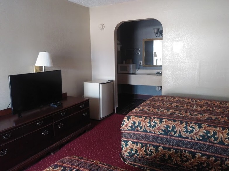 More Photos Of 1709 N Expressway, Griffin Hotel For Sale