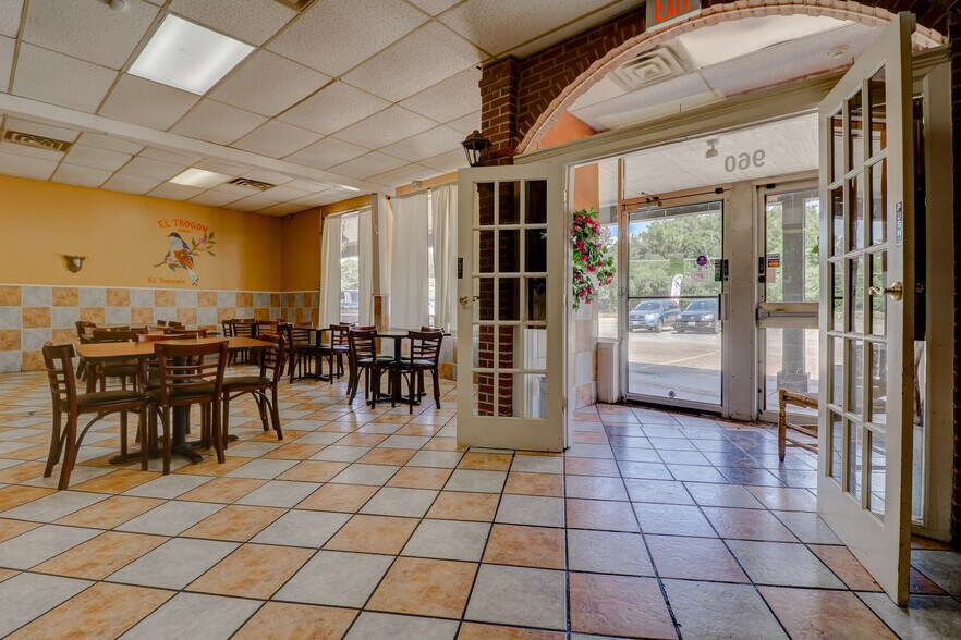 More Photos Of 920-960 E Roosevelt Rd, West Chicago Freestanding For Lease