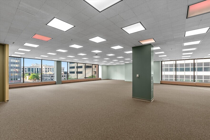 More Photos Of 400 Texas St, Shreveport Office For Sale