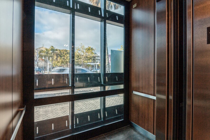 More Photos Of 462 John Ringling Blvd, Sarasota General Retail For Sale