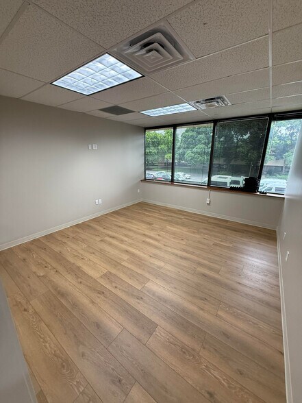 More Photos Of 8435 Keystone Crossing, Indianapolis Office For Lease