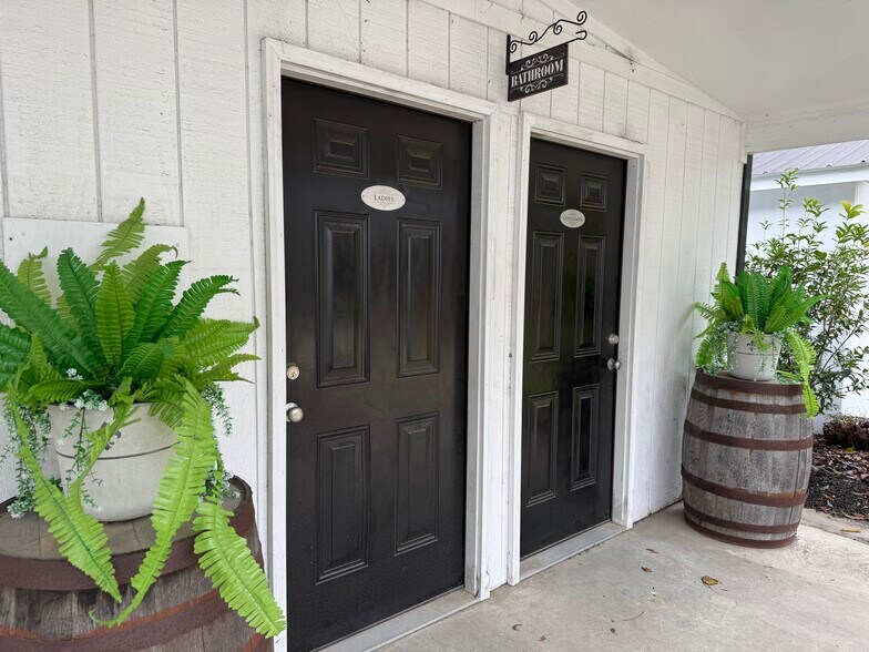 More Photos Of 102 Live Oak St, Tabor City Restaurant For Sale