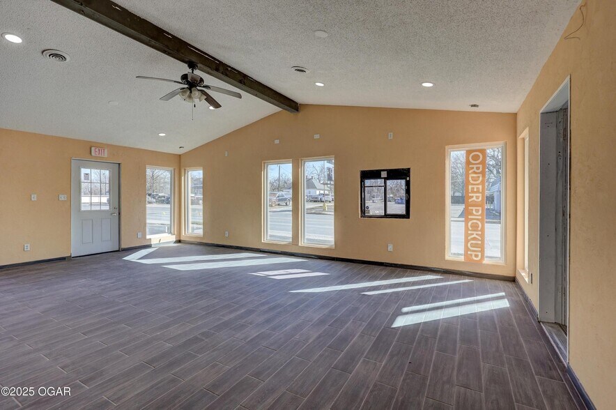 More Photos Of 1221 W 7th St, Joplin Freestanding For Sale