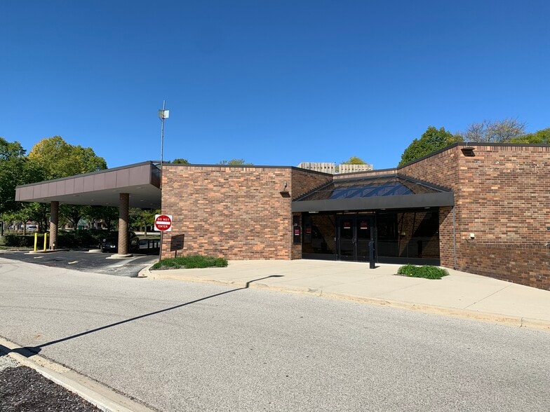 More Photos Of 1355 W Dundee Rd, Buffalo Grove Bank For Lease