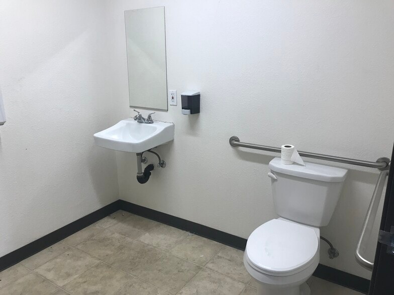 More Photos Of 300-324 N Mountain Ave, Upland Unknown For Lease