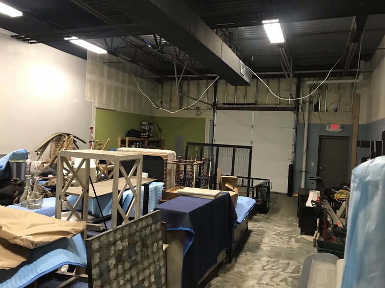 More Photos Of 15106-15118 Glenwood St, Overland Park Light Distribution For Sale