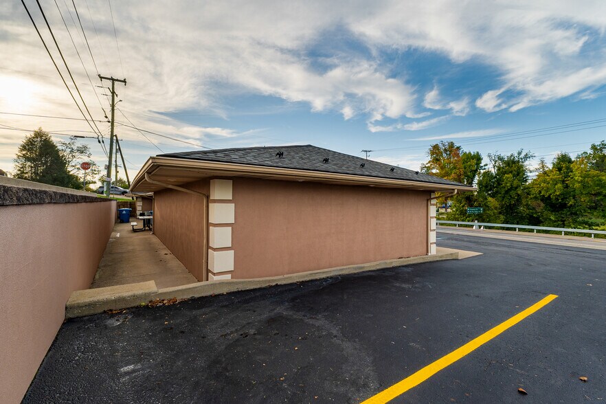 More Photos Of 5555 Us-60 E, Huntington Office For Sale