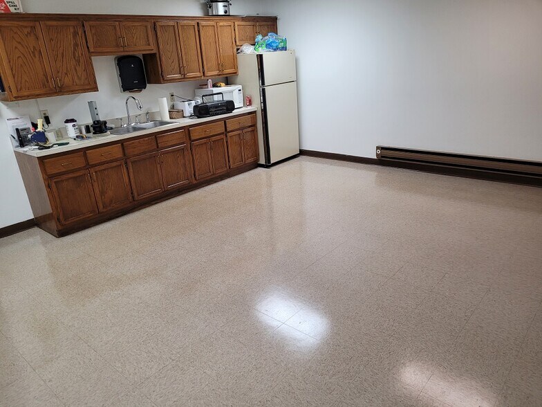 More Photos Of 400 Commerce Ct, Vadnais Heights Manufacturing For Sale