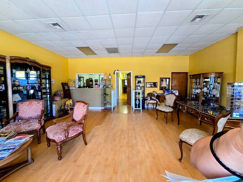 More Photos Of 2915 W Magnolia Blvd, Burbank Storefront For Sale