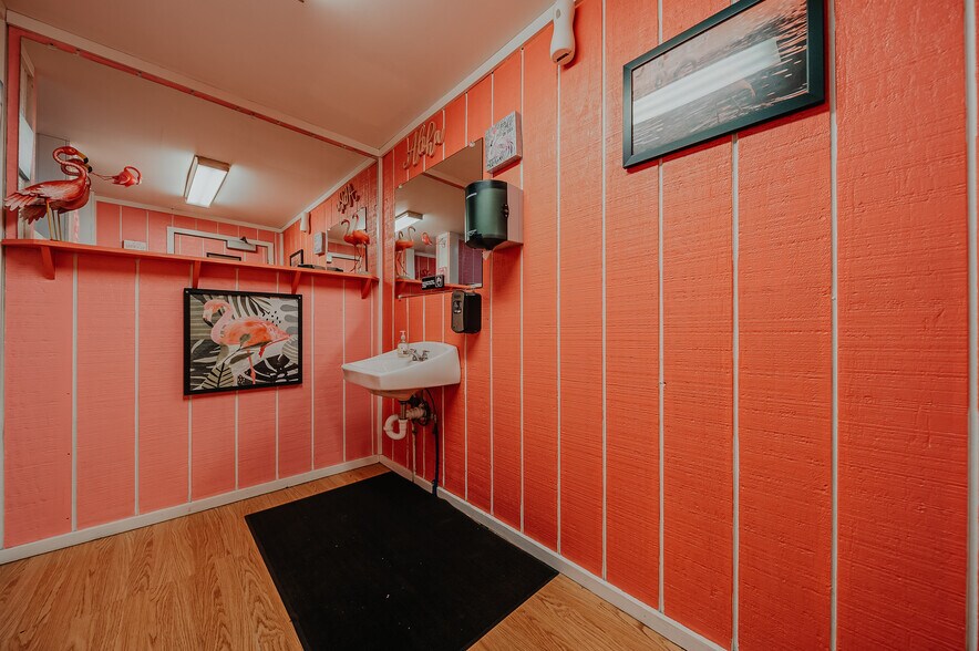 More Photos Of 706 S Washington St, Circleville Bar For Sale