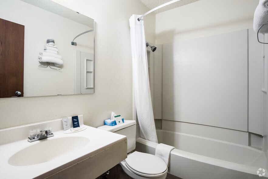 More Photos Of 1610 Cedar St, Raton Hotel For Sale