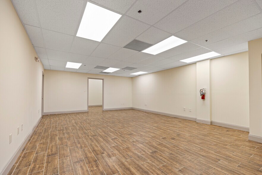 More Photos Of 2101-2163 NW 79th Ave, Doral Warehouse For Lease