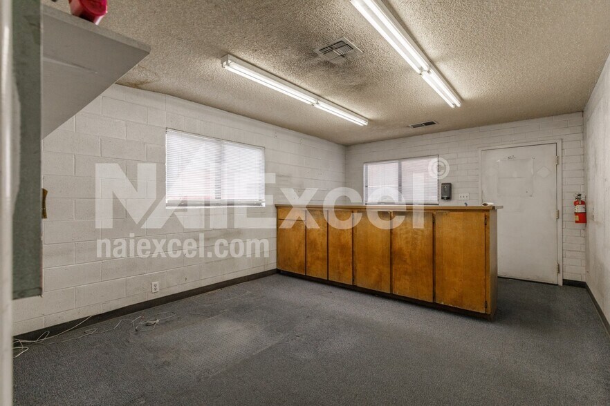 More Photos Of 677 N Bluff St, St George General Retail For Lease