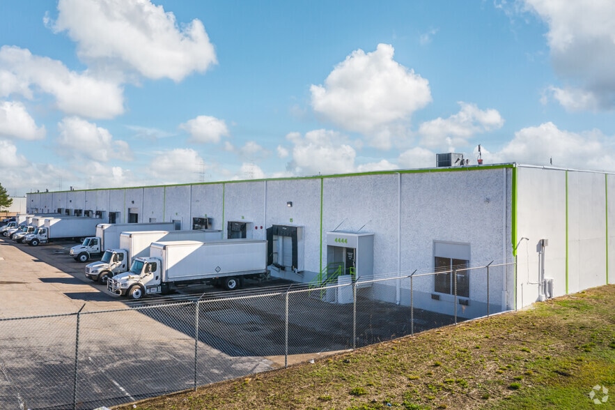 More Photos Of 4430-4444 Delp St, Memphis Distribution For Lease