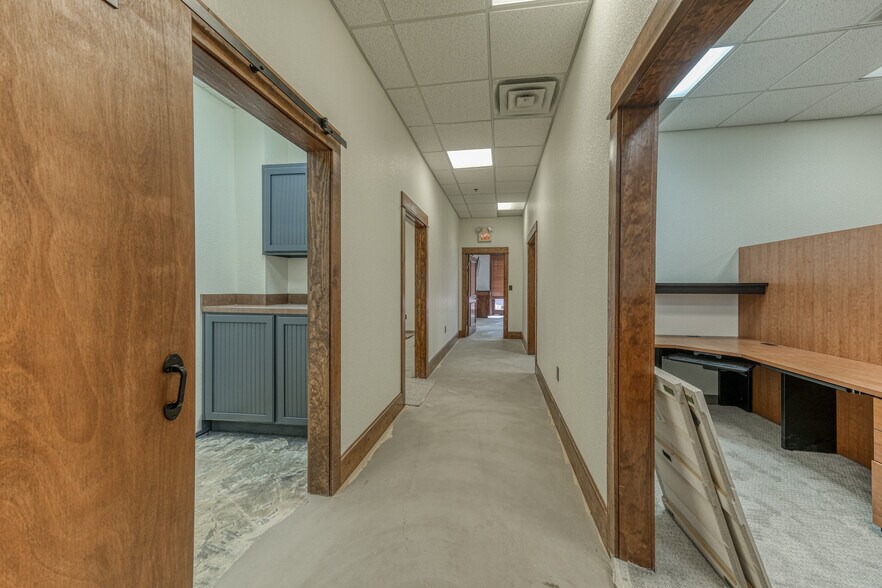 More Photos Of 1916 Martin Dr, Weatherford Office For Lease