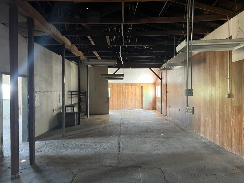 More Photos Of 941 SW Alder St, Dundee Warehouse For Sale