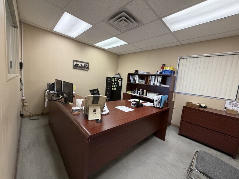 More Photos Of 2026 W Malone Ave, San Antonio Warehouse For Sale