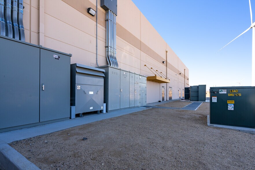 More Photos Of 19533 McLane St, Palm Springs Distribution For Sale