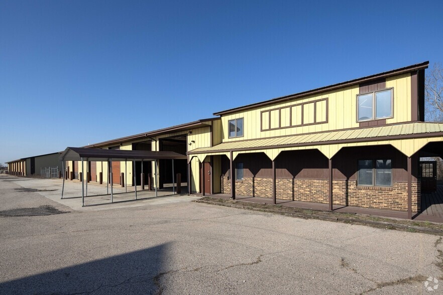 More Photos Of 3504 S Virginia, Crystal Lake Truck Terminal For Sale