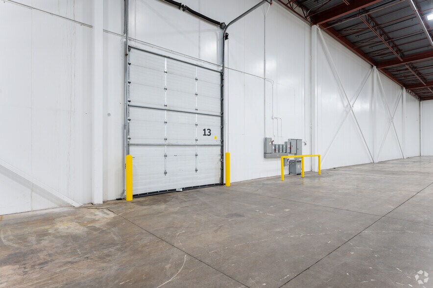 More Photos Of 2351 Upper Middle Rd E, Oakville Warehouse For Lease