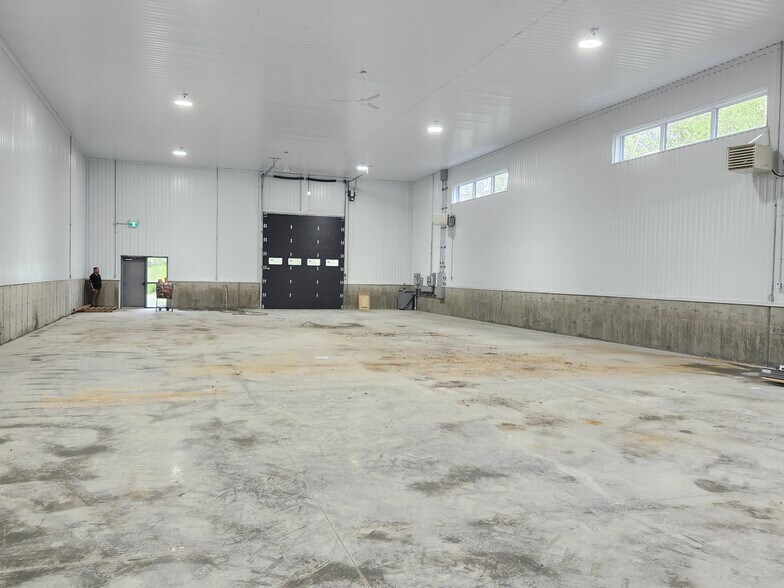 More Photos Of 425 Rue Yamaska, Waterloo Warehouse For Sale