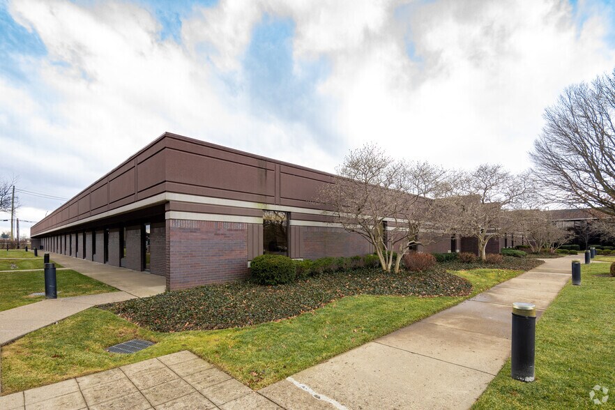 More Photos Of 10170 Linn Station Rd, Louisville Unknown For Lease