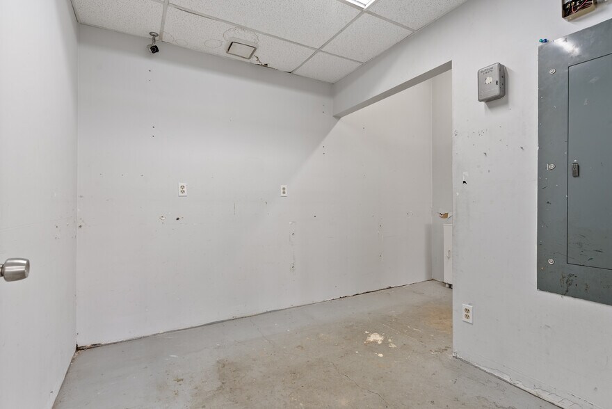 More Photos Of 12412 NE Halsey St, Portland Freestanding For Lease