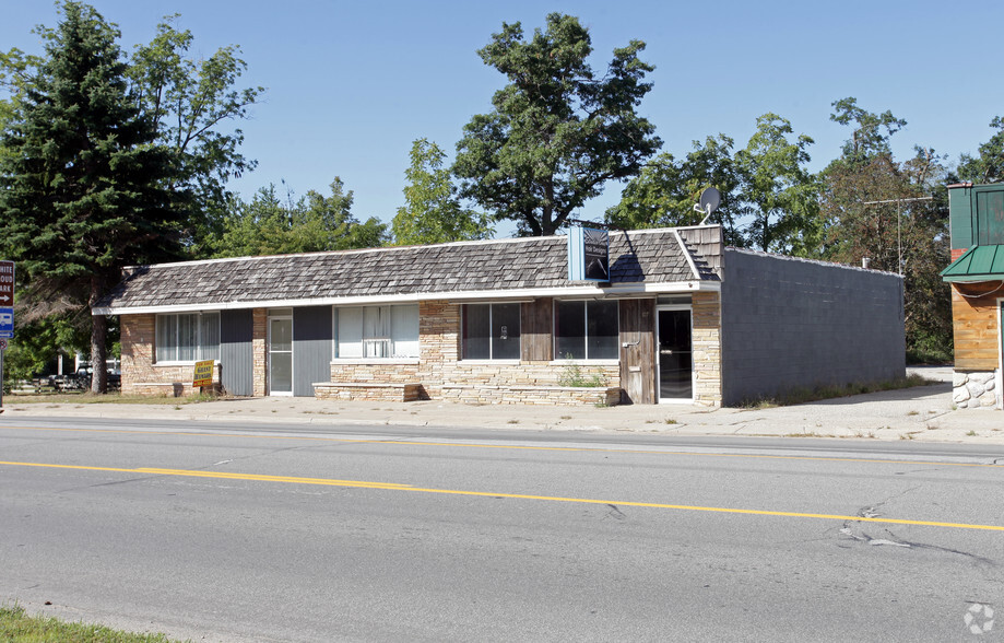 Primary Photo Of 107 S Charles St, White Cloud Freestanding For Sale