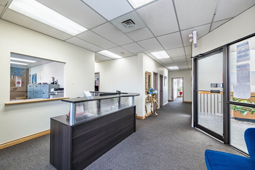 More Photos Of 220 Advance Blvd, Brampton Office For Sale