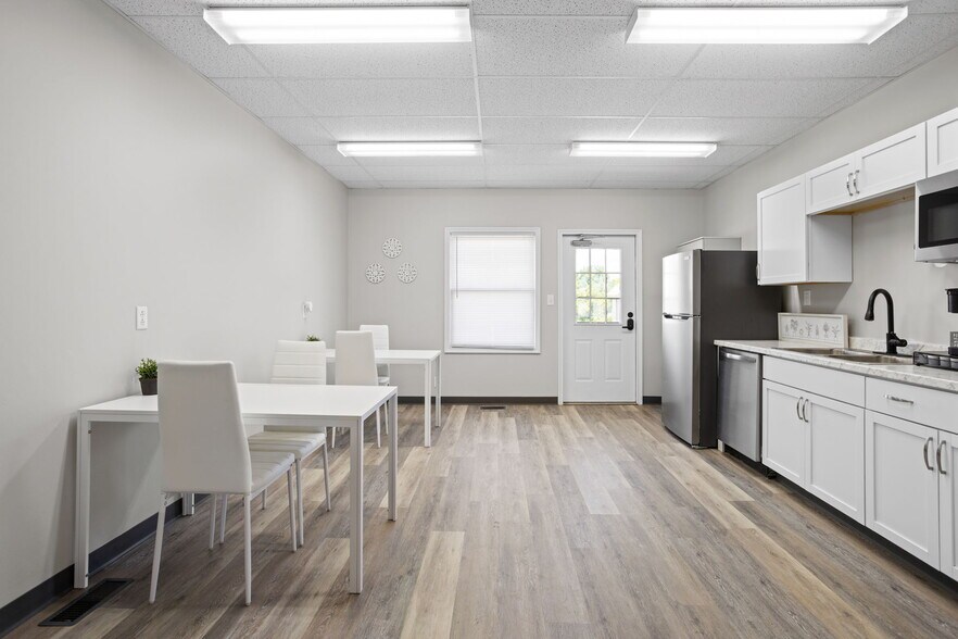 More Photos Of 1839 Robin Rd, Martinsville Office For Lease
