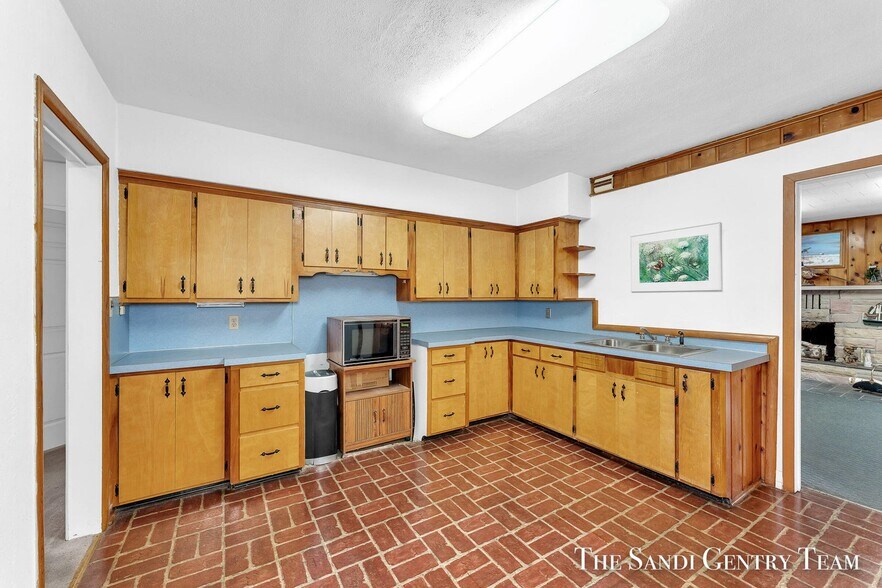 More Photos Of 4631 Harvey St, Norton Shores Medical For Sale