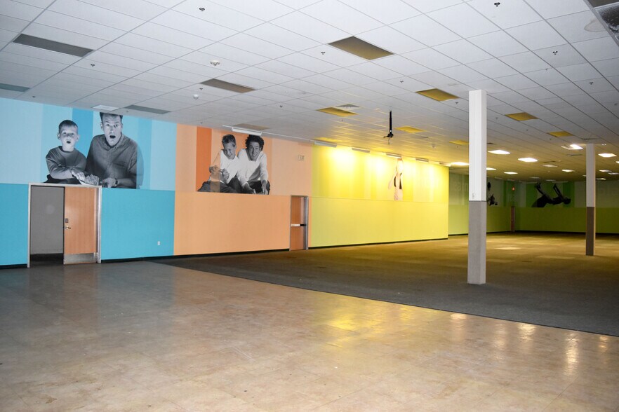 More Photos Of 3249 50th St, Lubbock Supermarket For Lease