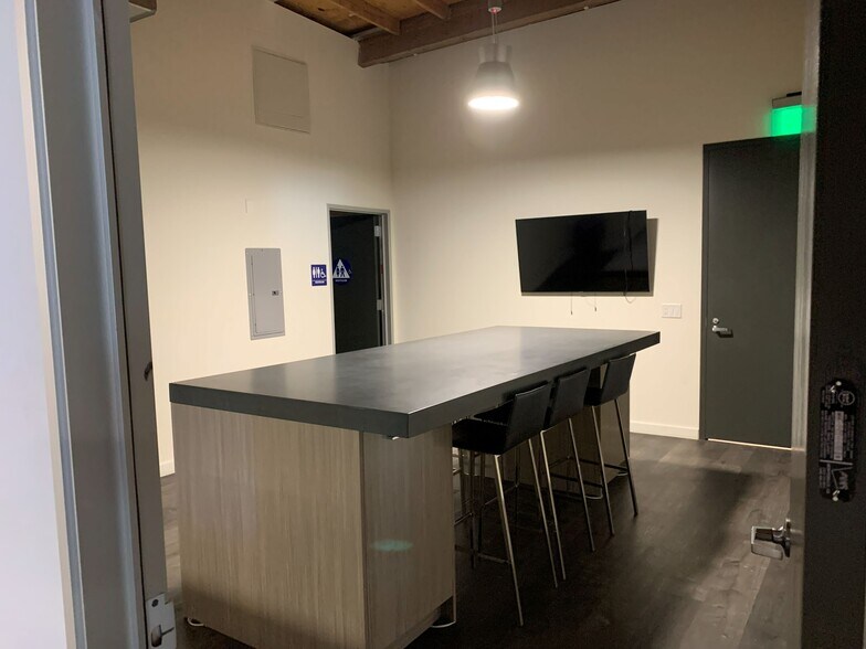 More Photos Of 4610 Valley Blvd, Los Angeles Manufacturing For Lease